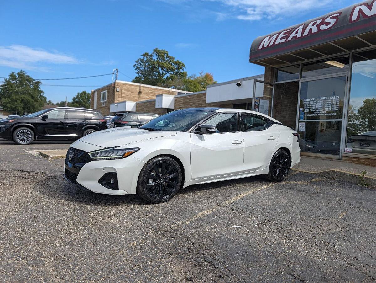 Used 2023 Nissan Maxima SR w/ Sport Mat Group FWD image 5