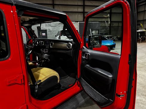 Used 2021 Jeep Wrangler Unlimited Sahara AWD/4WD image 24