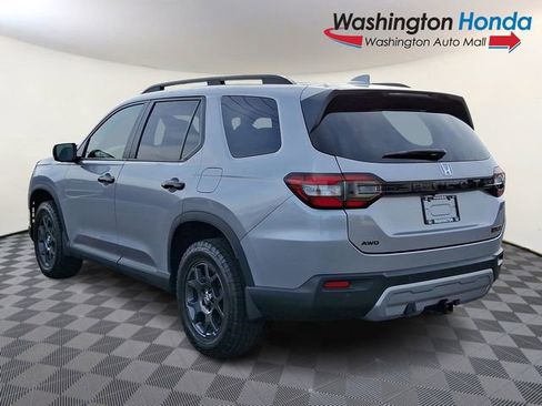 Certified 2025 Honda Pilot TrailSport image 4