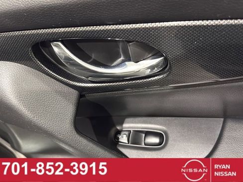 Certified 2016 Nissan Rogue SL w/ SL Premium Package image 38