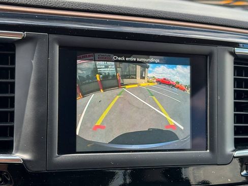 Used 2020 Chrysler Voyager L FWD image 24