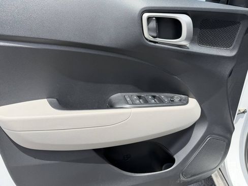 Used 2024 Hyundai Venue SEL FWD image 12