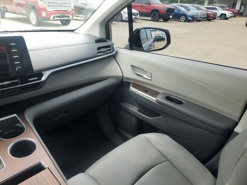 Used 2021 Toyota Sienna XLE AWD/4WD image 11