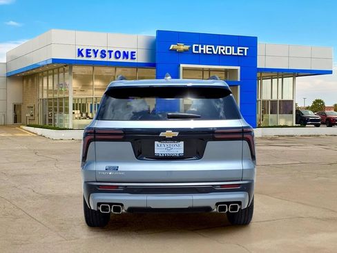 Used 2025 Chevrolet Traverse LT w/ Driver Confidence Package FWD image 6