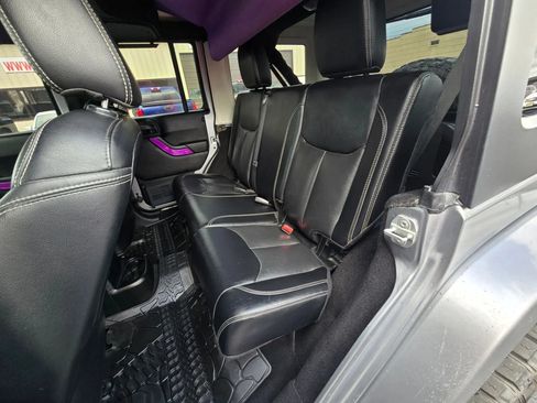 Used 2018 Jeep Wrangler Unlimited Sahara AWD/4WD image 14