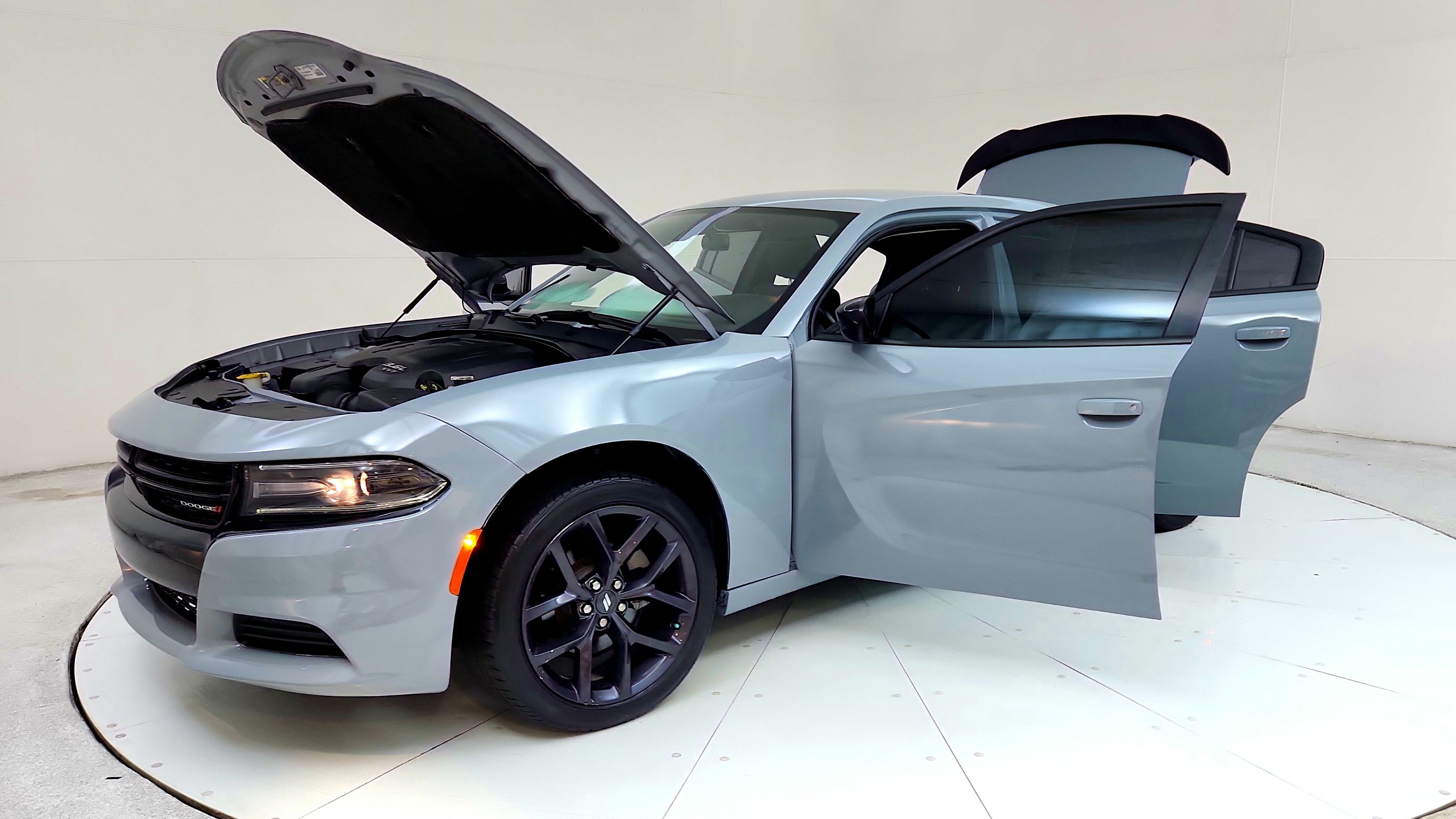 Used 2020 Dodge Charger SXT w/ Blacktop Package RWD image 10