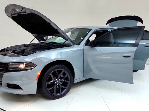 Used 2020 Dodge Charger SXT w/ Blacktop Package RWD image 10