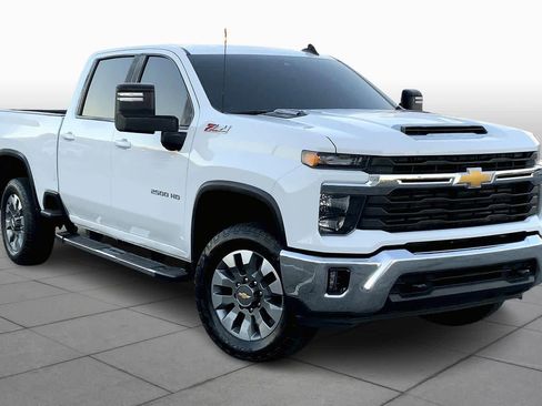 Used 2024 Chevrolet Silverado 2500 LT image 2