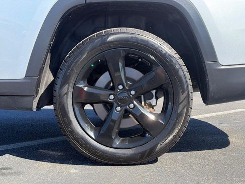 Used 2023 Jeep Grand Cherokee L Laredo AWD/4WD image 9