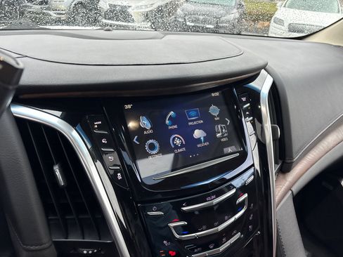 Used 2018 Cadillac Escalade Luxury image 19