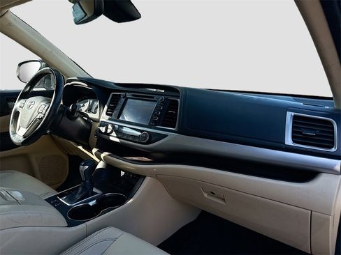 Used 2017 Toyota Highlander XLE image 33