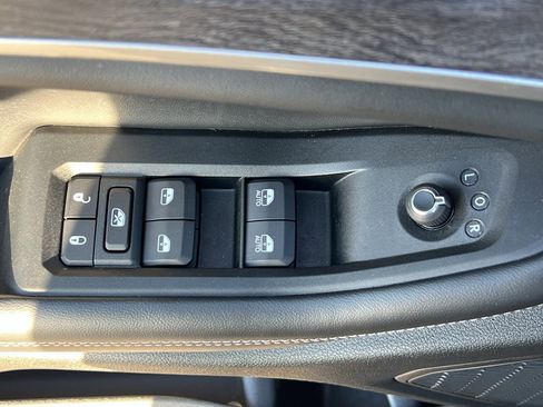 Used 2025 Jeep Grand Cherokee Limited w/ Luxury Tech Group II image 12