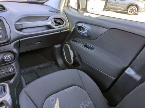 Used 2017 Jeep Renegade Latitude image 17