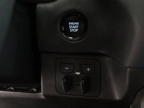 Used 2025 Toyota Tundra Limited AWD/4WD image 18