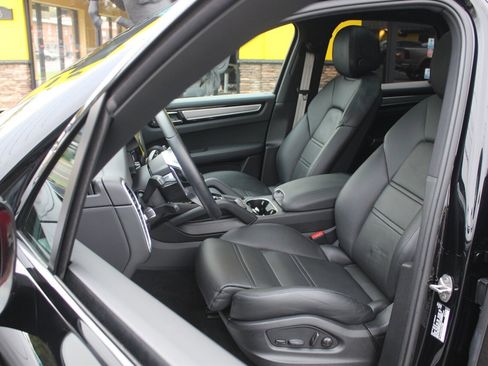 Used 2022 Porsche Cayenne Platinum Edition image 15