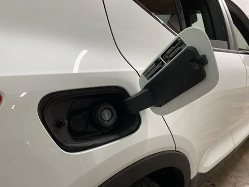 Used 2025 Volvo XC40 B5 Plus AWD/4WD image 96