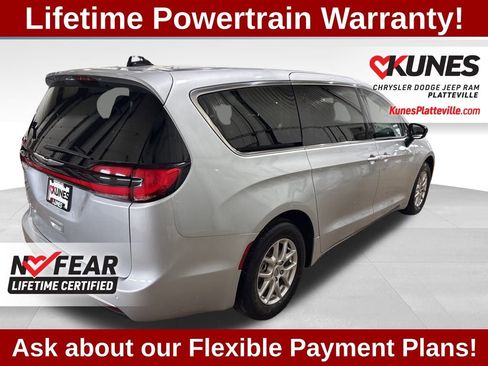 Used 2024 Chrysler Pacifica Touring-L image 11
