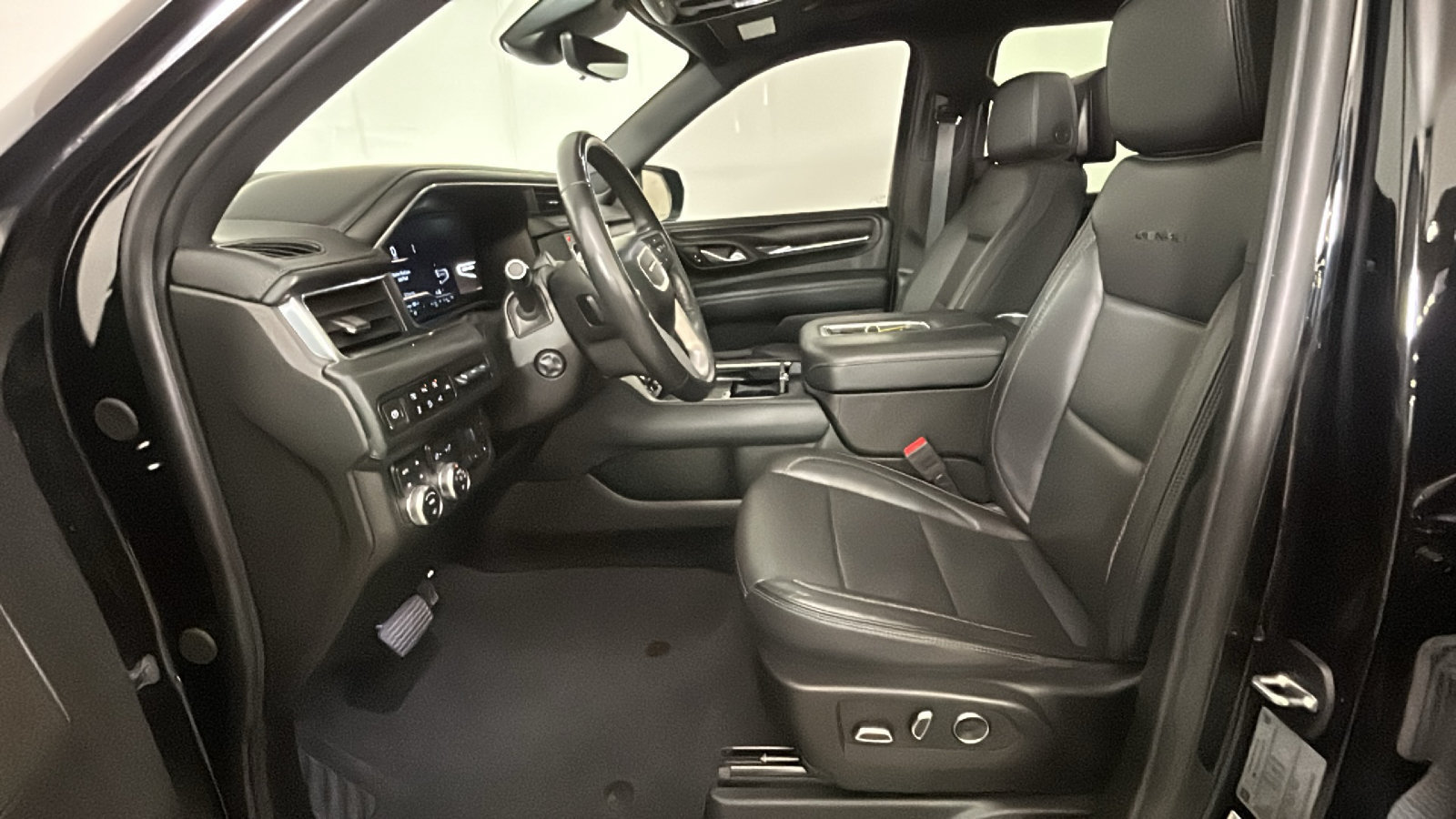 Used 2024 GMC Yukon XL Denali w/ Denali Reserve Package AWD/4WD image 14