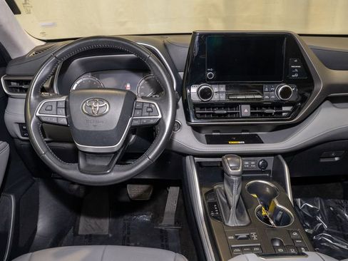 Certified 2023 Toyota Highlander XLE image 2