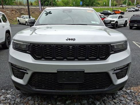 Used 2023 Jeep Grand Cherokee Limited w/ Luxury Tech Group II AWD/4WD image 2