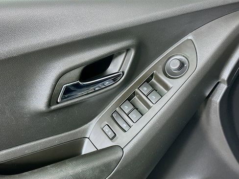 Used 2022 Chevrolet Trax LT w/ LT Convenience Package image 24