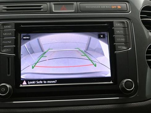 Used 2017 Volkswagen Tiguan S image 17