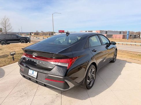 Used 2025 Hyundai Elantra SEL FWD image 5
