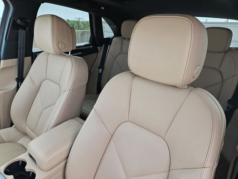 Certified 2026 Porsche Macan AWD/4WD image 6