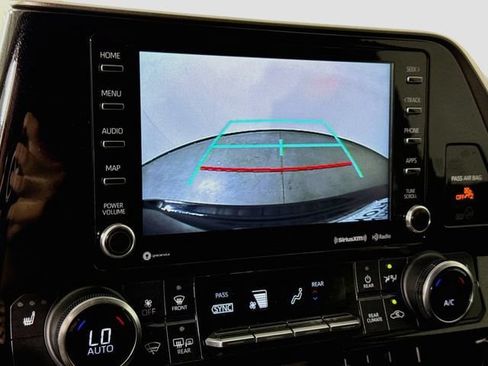Used 2022 Toyota Highlander XLE FWD image 13