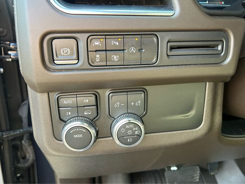 Used 2023 GMC Yukon XL SLT w/ SLT Premium Package AWD/4WD image 25