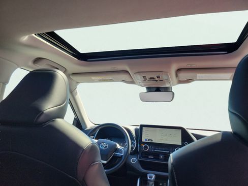 Used 2024 Toyota Highlander XLE image 18