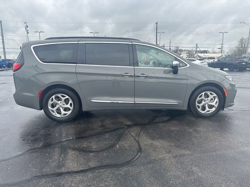 Used 2023 Chrysler Pacifica Limited image 9
