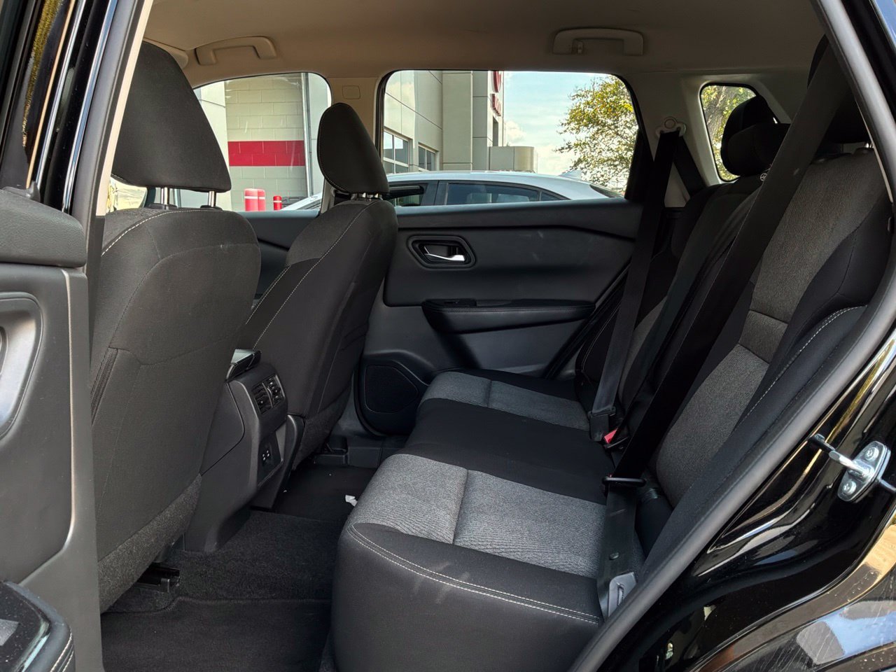 Used 2025 Nissan Rogue SV FWD image 12