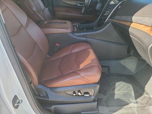 Used 2020 Cadillac Escalade Premium Luxury image 10