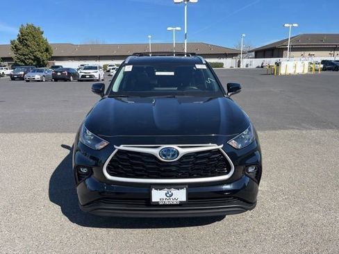 Used 2024 Toyota Highlander XLE image 2