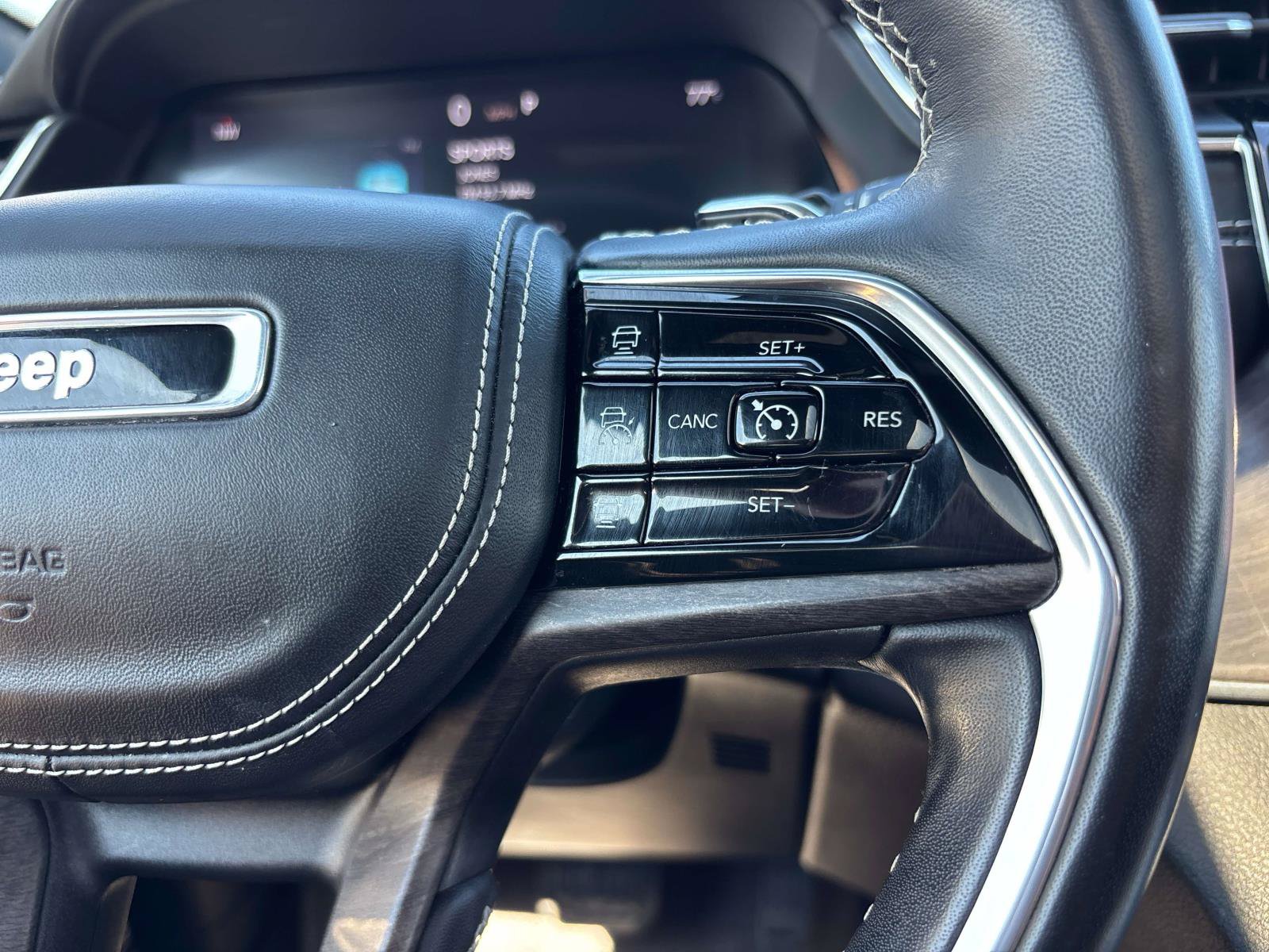 Used 2022 Jeep Grand Cherokee Overland AWD/4WD image 23