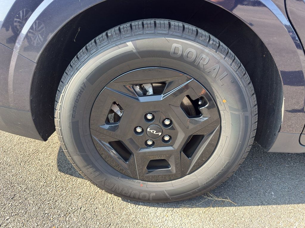 Used 2025 Kia Carnival FWD image 9