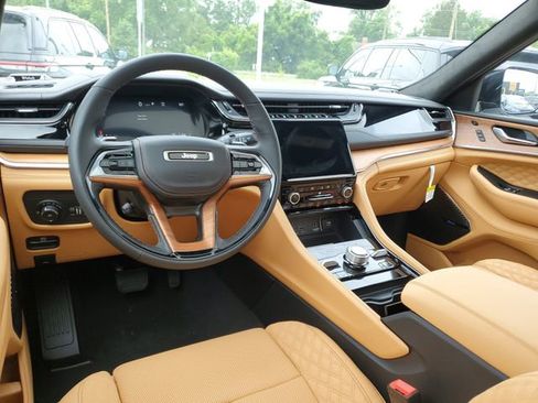 New 2025 Jeep Grand Cherokee Summit image 7