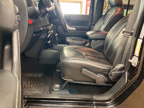 Used 2017 Jeep Wrangler Unlimited Rubicon AWD/4WD image 13