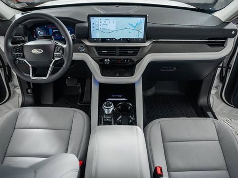 Used 2025 Ford Explorer Platinum w/ Ultimate Package image 24
