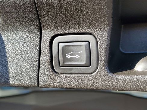 Used 2023 GMC Acadia SLT w/ Preferred Package image 10