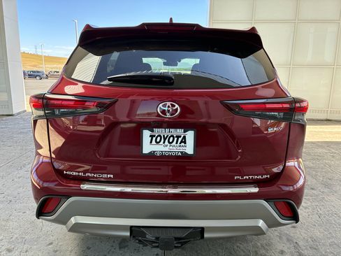 New 2026 Toyota Highlander Platinum image 8