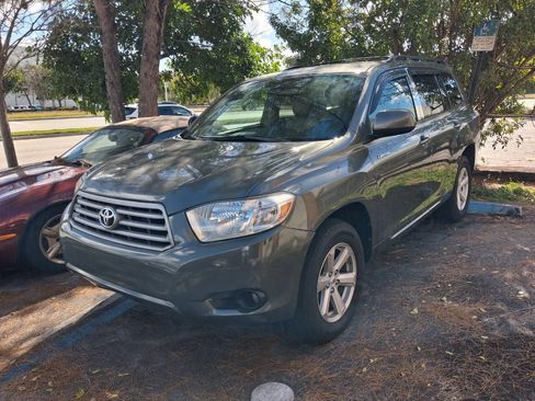 Used 2010 Toyota Highlander SE AWD/4WD image 2