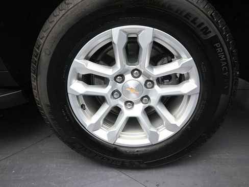 Used 2025 Chevrolet Suburban LS RWD image 10