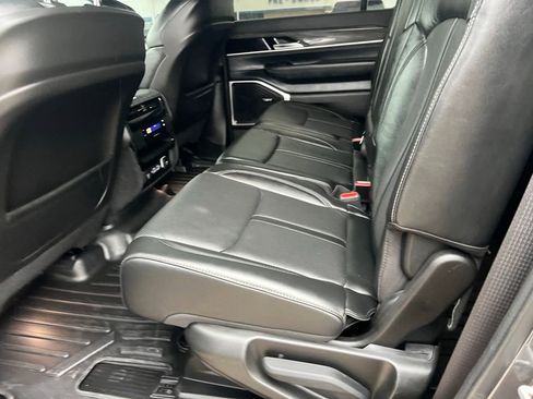 Used 2022 Jeep Wagoneer Series II w/ Premium Group I AWD/4WD image 17