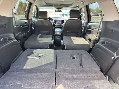 Used 2022 GMC Acadia SLT w/ Elevation Edition image 17