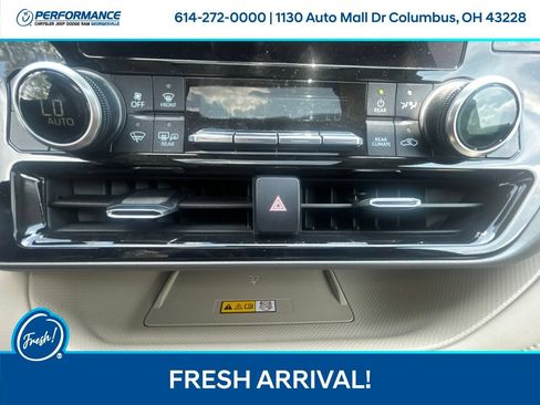 Used 2023 Toyota Highlander XLE AWD/4WD image 24