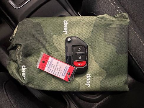 Used 2024 Jeep Wrangler Unlimited image 8