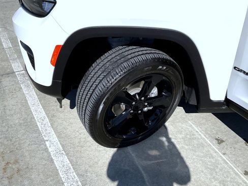 Used 2023 Jeep Grand Cherokee Altitude image 24