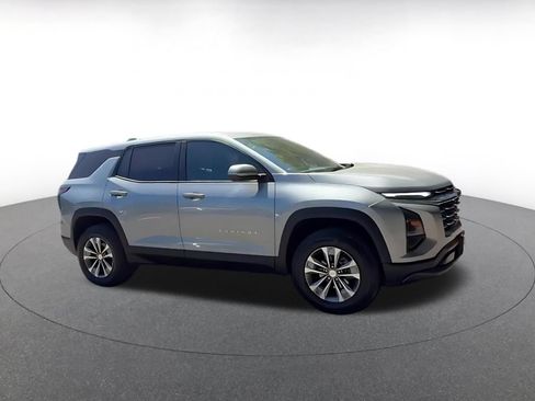 Used 2025 Chevrolet Equinox LT FWD image 2